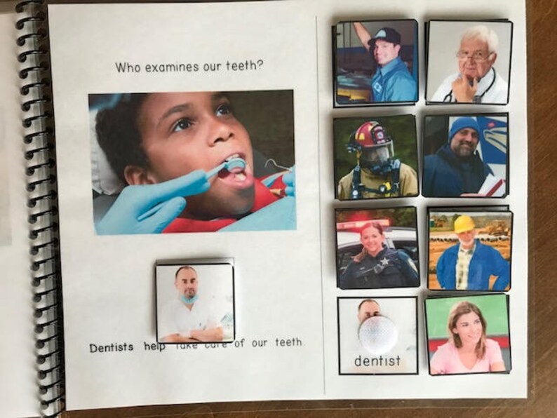 Puede incluir: Una p&aacute;gina de un libro infantil con la pregunta "&iquest;Qui&eacute;n examina nuestros dientes?" y una foto de un ni&ntilde;o en el dentista. Incluye im&aacute;genes de varias profesiones, incluido un dentista, y el texto "Los dentistas ayudan a cuidar nuestros dientes."