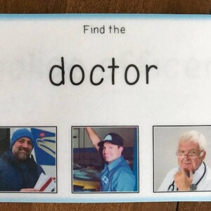 Puede incluir: Una tarjeta blanca con un borde azul muestra el texto "Find the doctor" encima de tres fotos peque&ntilde;as. La palabra "doctor" est&aacute; escrita en letras min&uacute;sculas negras grandes. Las fotos muestran a un hombre con un gorro azul, un hombre con uniforme azul y un hombre mayor con gafas.