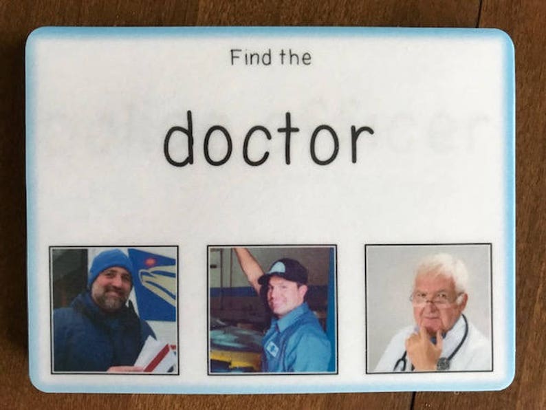 Puede incluir: Una tarjeta blanca con un borde azul muestra el texto "Find the doctor" encima de tres fotos peque&ntilde;as. La palabra "doctor" est&aacute; escrita en letras min&uacute;sculas negras grandes. Las fotos muestran a un hombre con un gorro azul, un hombre con uniforme azul y un hombre mayor con gafas.