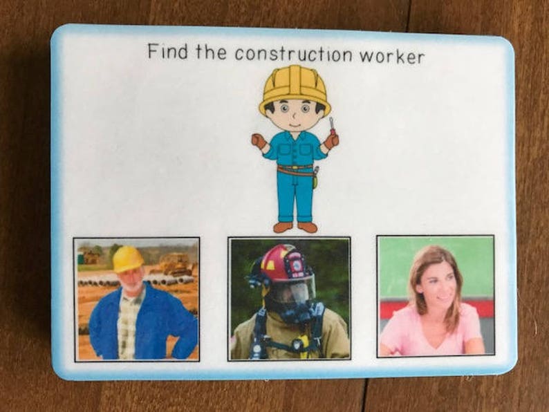 Puede incluir: Una tarjeta educativa rectangular con un borde azul y el texto "Find the construction worker". La tarjeta presenta un trabajador de la construcci&oacute;n de dibujos animados y tres im&aacute;genes de personas. Una imagen es de un trabajador de la construcci&oacute;n, otra de un bombero y la &uacute;ltima de una mujer.