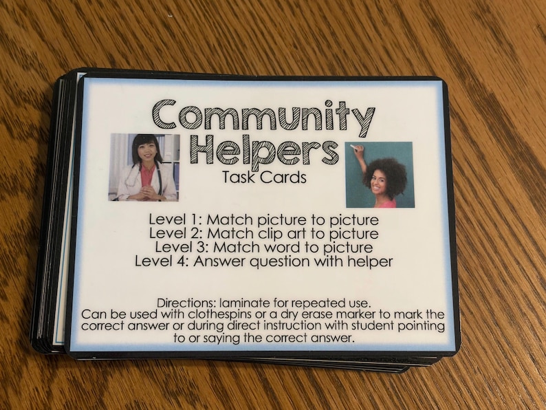 Puede incluir: Una pila de "Tarjetas de tareas de ayudantes comunitarios" con un borde blanco. Las tarjetas presentan im&aacute;genes y texto para actividades de emparejamiento. Se incluyen instrucciones para usar con pinzas o rotuladores.