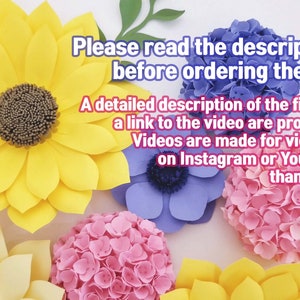 Op de afbeelding: Een verzameling papieren bloemen in verschillende kleuren, waaronder geel, roze en paars. De bloemen zijn in een cirkelvormige opstelling gerangschikt, met een zonnebloem in het midden. De tekst "Lees de beschrijving alstublieft voordat u het bestand bestelt. Een gedetailleerde beschrijving van het bestand en een link naar de video worden verstrekt. Video's zijn gemaakt om te bekijken op Instagram of YouTube. bedankt." staat in witte tekst op een witte achtergrond.