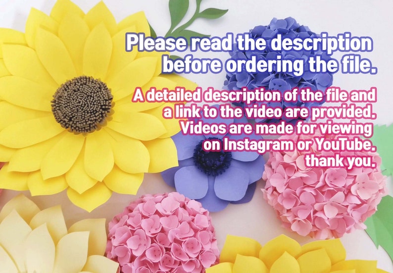 Op de afbeelding: Een verzameling papieren bloemen in verschillende kleuren, waaronder geel, roze en paars. De bloemen zijn in een cirkelvormige opstelling gerangschikt, met een zonnebloem in het midden. De tekst "Lees de beschrijving alstublieft voordat u het bestand bestelt. Een gedetailleerde beschrijving van het bestand en een link naar de video worden verstrekt. Video's zijn gemaakt om te bekijken op Instagram of YouTube. bedankt." staat in witte tekst op een witte achtergrond.