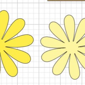 Op de afbeelding: Twee gele papieren bloemen met elk 10 bloemblaadjes. De bloem links is een donkerder geel en de bloem rechts is een lichter geel.