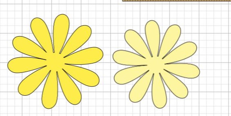 Op de afbeelding: Twee gele papieren bloemen met elk 10 bloemblaadjes. De bloem links is een donkerder geel en de bloem rechts is een lichter geel.