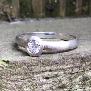 Lovely preowned vintage silver ring with white cubic zirconia