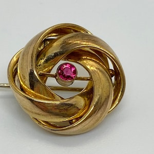 Vintage broche, goudgedubbeld, met kleine robijn