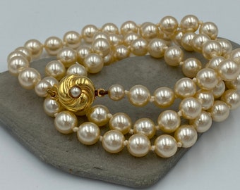 Necklace with white colored faux pearls