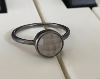Secondhand ring in oxidized silver with stone in white quartz