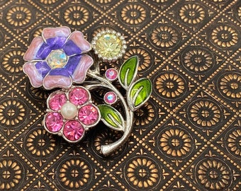 Silberfarbene rosa Emaille- und Strass-Blüten-Brosche