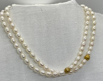 Elegant pearl necklace with white cultured pearls