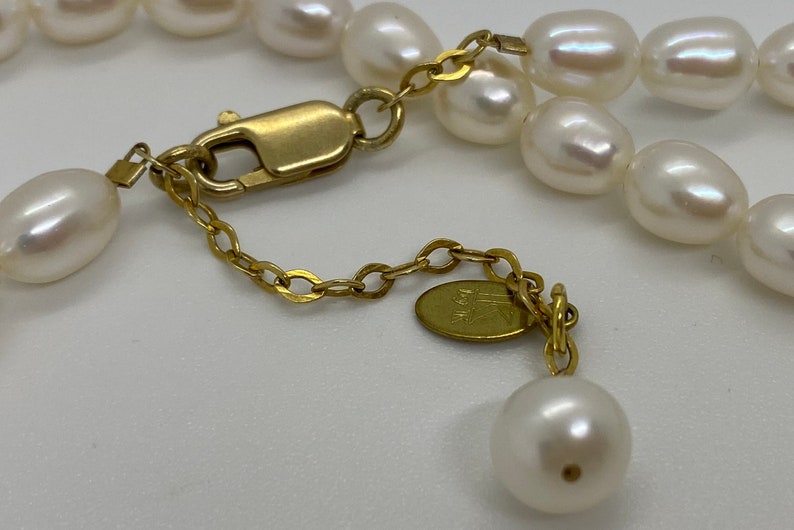 Elegant pearl necklace with white cultured pearls image 2