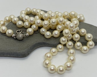 Vintage white pearl necklace with silver lock