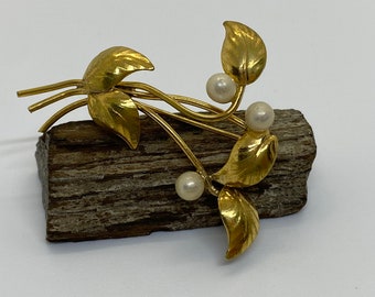 Vintage floral brooch in goldtoned metal with white pearls