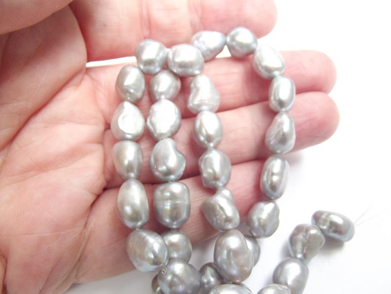 36 belle qualité,AA perles d'eau douce nacre irrégulière grise argenté irisée 7-9mm LAO-576 image 1