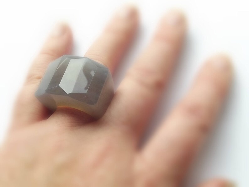 Ring carved agate gray natural THAL-219