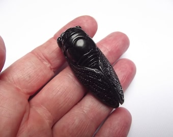 pendentif Amulette sculptée de cigale de jade noir/ verte TIA-87