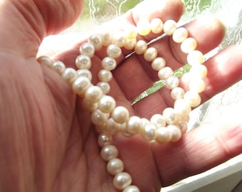 60+ AA perles d'eau douce (nacre) blanches irrégulières 6-7 mm TIA-27