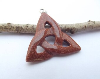 Pendentif Triquetra en goldstone sculptée KOAST-118