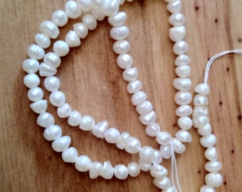 75+ AA perles d'eau douce (nacre) blanches irrégulières 4-5 mm TIA-40
