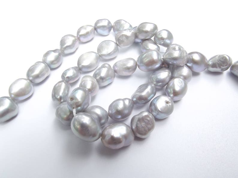 36 buena calidad, AA perlas de agua dulce irregular nácar gris plata iridiscente 7-9 mm LAO-576 imagen 2