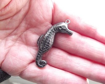 Pendentif hématite naturelle titane hippocampe sculpté TIA-24