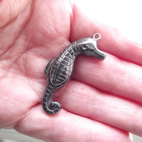 Pendentif hématite naturelle titane hippocampe sculpté TIA-24