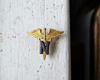 Pin de enfermera vintage con caduceo en tono dorado y esmalte negro / Insignia de solapa médica de enfermería / Usado, doble cierre de mariposa