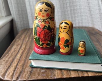 Muñecas rusas antiguas de anidación Matrioska: juego de 3 Babushkas de madera pintadas a mano, arte popular de madera, apilables, con la marca "Rusia".