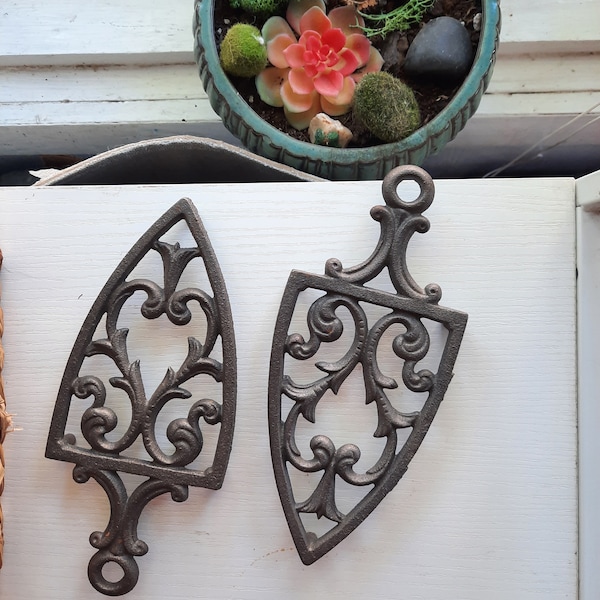 Vintage Cast iron trivets Pair matching set of 2, metal hearts design, old Farmhouse kitchen decor