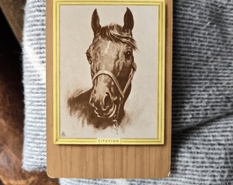 Carta de juego vintage Citation con imagen de caballo de carreras / 9 de tréboles / Ganador de la Triple Corona de 1948. Artículo de colección, ideal para diarios creativos y álbumes de recortes.
