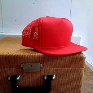 VINTAGE 1970s Men&#39;s Trucker Hat solid Red, Plain Blank snap Cap, Snapback Flat bill, NOS, Mesh Foam front, One Size Fits All, 70s, unmarked