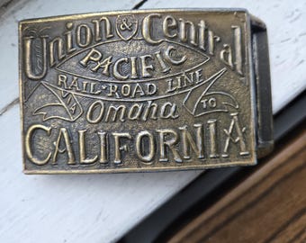 Hebilla de cinturón western de latón vintage, ferrocarril Union & Central Pacific, ferrocarril transcontinental de Omaha a California, artículo de colección ferroviario