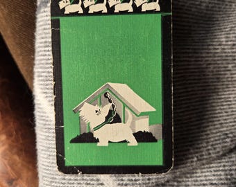 Carta de juego vintage con diseño de perro Scottie/Westie – Reverso con caseta verde – Rey de tréboles. Carta de intercambio individual. Efímero de mediados de siglo. Álbum de recortes. Diario de recortes.