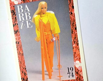 Tarjeta coleccionable vintage de Barbie Sun Valley de 1974 – Primera edición Mattel Sports #103 – Retro Ski Fashion Facts, naranja y amarillo