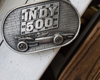 Hebilla de cinturón vintage de los años 70 de Bergamot Brass Works Indy 500 – Coche de carreras de peltre del Día de los Caídos de 1978 en The Brickyard – Fabricada en EE. UU. N-96