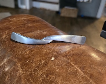 1 vintage drawer pull 4" - Amerock Mid-Century, thin Metal 1950s restoration hardware, minimalist curved sleek handles, 3 1/2" center, 3.5"