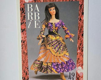 Tarjeta coleccionable vintage de Barbie de Mattel de 1990 n.° 99 "Vestido campesino" Impresión fotográfica de colección de 1971 con datos de moda: vestido estilo boho paisley de los años 70