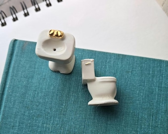 Miniaturas vintage de lavabo e inodoro con pedestal de cerámica esmaltada para casa de muñecas. Se venden por unidad. Escala 1:12, con detalles dorados.