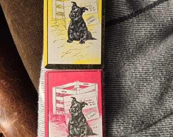 Tarjeta vintage de mediados de siglo con la imagen de un terrier escocés (Scottie Dog Scottie Dog) de una baraja de cartas: ilustración de un cachorro negro + jaula de madera / ROSA o AMARILLO