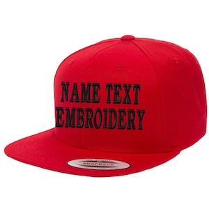 Puede incluir: Gorra de béisbol roja con texto bordado en negro que dice "NAME TEXT EMBROIDERY".