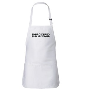 Puede incluir: Delantal blanco con una correa de cuello ajustable y un bolsillo grande. El delantal tiene un texto bordado en negro que dice "EMBROIDERED NAME TEXT WORD".