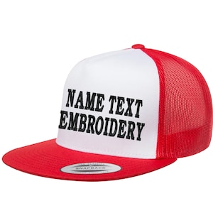 Puede incluir: Gorra de camionero roja y blanca con visera plana. El panel frontal es blanco con las palabras "NAME TEXT EMBROIDERY" bordadas en negro. La parte trasera de malla es roja y la visera también es roja.