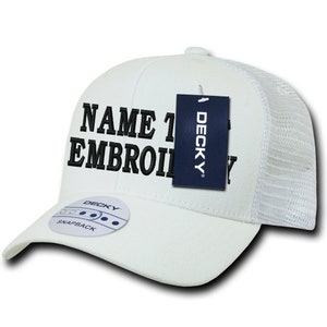 Puede incluir: Gorra de camionero blanca con un texto bordado en negro que dice "NAME 1 TO EMBROIDERY". La gorra tiene un logotipo en blanco y negro que dice "DECKY SNAPBACK" en la parte delantera.
