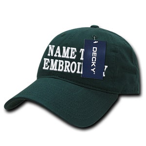 Puede incluir: Una gorra de béisbol verde oscuro con texto bordado en blanco que dice "NAME TO EMBROIDERY". Una etiqueta azul con la palabra "DECKY" está unida a la gorra.