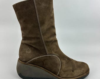 Stivali Fly London in camoscio marrone con zeppa, lunghezza a metà polpaccio, taglia EU38 UK5, con cerniera e effetto invecchiato.