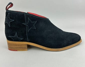 Botas de cano curto em camurça azul-marinho com estrelas – estilo botinha de cowboy (tamanho 7 no Reino Unido)