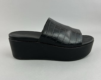 Sandali FitFlop taglia 39 UK6, zeppa in pelle spessa effetto coccodrillo nera, modello Eloise.