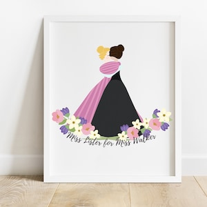 Può includere: Un'illustrazione digitale di due donne in abiti da sposa che si abbracciano. La donna a sinistra indossa un abito rosa e bianco, e la donna a destra indossa un abito nero. Sono circondate da una ghirlanda floreale di fiori rosa, bianchi e viola. Il testo "Miss Lister for Miss Walker" è scritto sotto le donne.