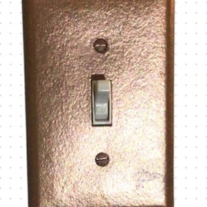 以下が含まれることがあります： 金属製の銅仕上げのライトスイッチプレート。プレートには、シングルトグルスイッチと2つのネジ穴があります。